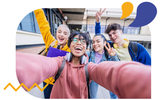 Grupo de jovenes felices. Imagen que acompaña al botón de registro en la Newsletter.