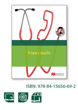 Imatge d'un llibre de text anomenat Primers Auxilis amb un estetoscopi vermell i blanc. El llibre té una coberta verda amb el logotip de Macmillan Education Espanya. S'hi mostren els codis ISBN i CAS.