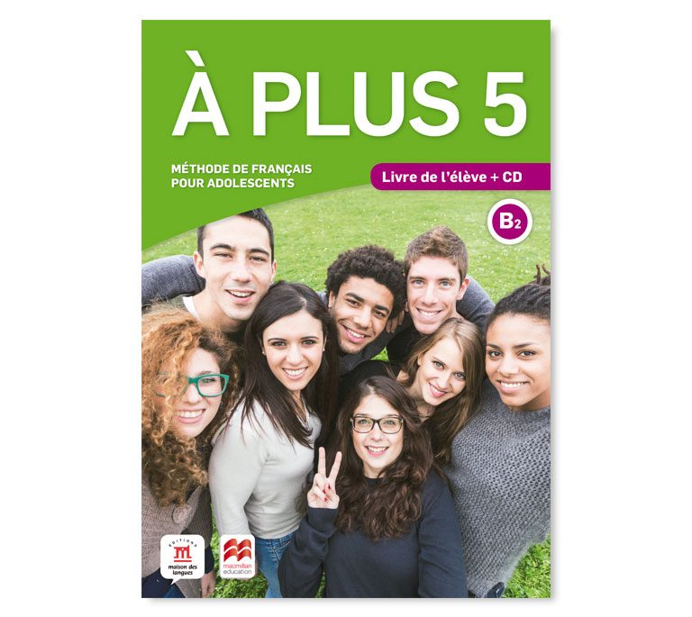 Image d'un manuel scolaire français À PLUS 5 pour adolescents. Montre un groupe de jeunes souriant et se photographiant ensemble. Inclut le logo de la maison d'édition et l'évaluation B2.